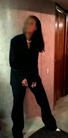 Laura, 23