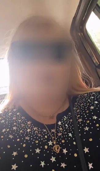 Mia, 25