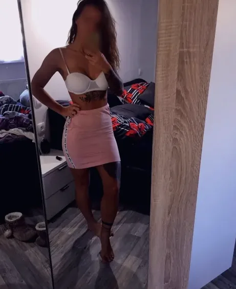 Mia, 32